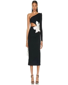 Détail de la découpe à la taille et grande fleur 3D blanche sur la robe de soirée