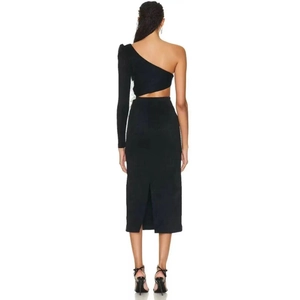 Vue arrière d'une robe noire à une épaule avec découpe latérale et fente élégante