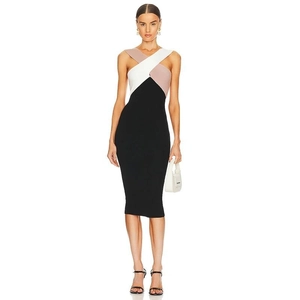 Detailaufnahme des farblich abgesetzten Crossover-Ausschnitts am figurbetonten Kleid