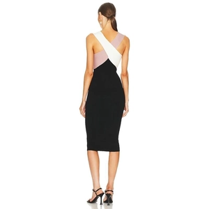 Detail der farbblockierten Überkreuzträger und rückenfreies Design am engen Partykleid