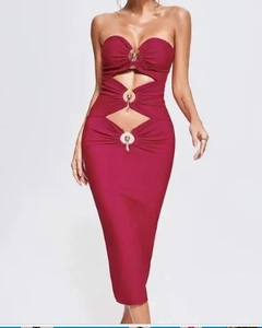 Détails de la robe bandage bordeaux avec découpes ajourées et anneaux métalliques