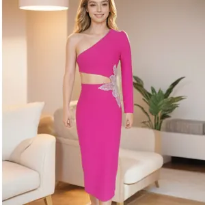 Détail de la robe moulante rose fuchsia avec découpe latérale et applique florale