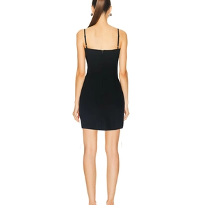 Elegante mini abito nero aderente con schiena scoperta e spalline sottili sottili