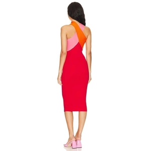 Rückansicht eines Bodycon-Partykleides mit überkreuzten Colorblock-Trägern in Rot und Orange