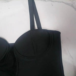Schwarzes figurbetontes Minikleid für Damen aus Rippstrick mit strukturierten Cups