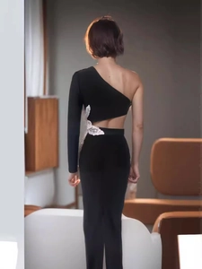 Robe longue noire en velours à une épaule avec découpe à la taille et appliques en dentelle