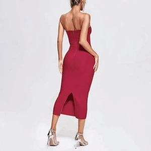 Vue arrière de la robe bustier rouge foncé avec fermeture éclair et fente sur l'ourlet