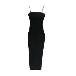 Détail de la robe noire avec bretelles strass et grand nœud rouge au dos de la robe