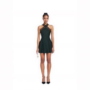 Détail de l'élégante robe mini dos nu vert foncé avec design de surpiqûres ajourées