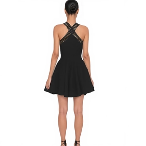 Détail de robe de soirée noire élégante avec bretelles croisées et œillets métalliques