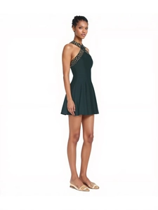 Robe dos nu vert foncé élégante avec décolleté croisé et détails dorés brillants