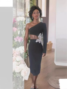 Robe de soirée noire asymétrique avec découpe à la taille et appliques de dentelle