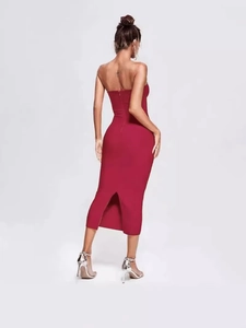 Robe midi moulante rouge avec boucle métallique, découpe et fente arrière pour fête