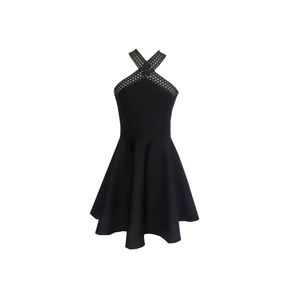 Détail de la robe noire dos nu avec encolure en maille géométrique et silhouette évasée en A