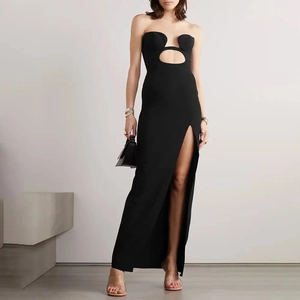 Détail d'une robe de soirée noire bustier avec découpe frontale et fente haute latérale