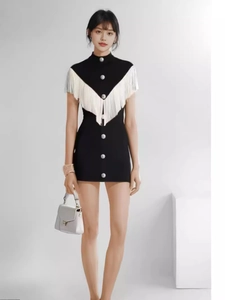 Elegante mini abito nero da donna con frange bianche a V e bottoni in metallo argento