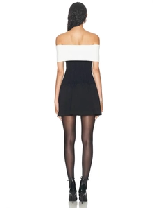 Robe mini élégante noir et blanc à épaules dénudées avec plis à la taille pour soirée