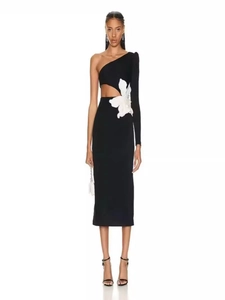 Robe midi noire à une épaule avec découpe latérale et applique florale 3D blanche