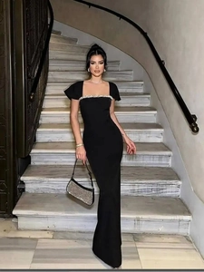 Elegantes schwarzes Maxikleid mit eckigem Ausschnitt, Strassbesatz und Flatterärmeln