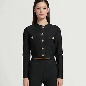 Veste ajustée noire pour femme avec boutons dorés et pantalon assorti chic
