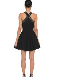 Robe courte noire élégante sans manches avec bretelles croisées et découpes