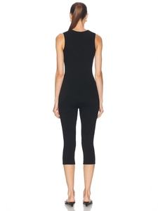 Tuta da donna nera a costine vestibilità slim con elegante vista posteriore sportiva