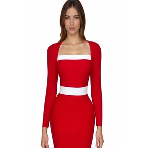 Elegante abito attillato bicolore rosso e bianco con scollo quadrato e maniche lunghe