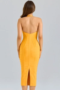 Rückansicht von leuchtend orangefarbenem rückenfreiem Bandage-Midikleid mit Schlitz