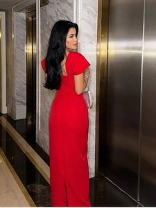 Elegantes rotes Bandagenkleid mit eckigem Ausschnitt und Schlitz für Party-Events