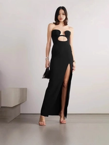 Robe de soirée noire bustier élégante avec découpe géométrique et fente latérale haute