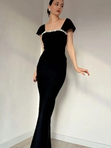 Elegantes schwarzes Samt-Meerjungfrauenkleid mit Karree-Ausschnitt und Kristallbesatz
