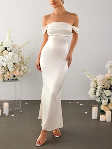 Détail de l'élégant décolleté plissé à épaules dénudées sur une robe en satin blanc sirène