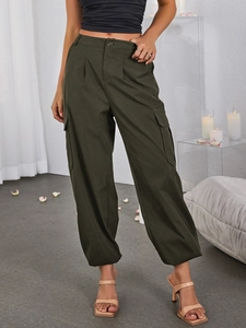 Vue détaillée du pantalon cargo vert olive taille haute avec poches latérales et boutons