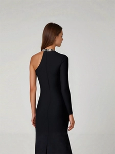 Elegante abito midi nero monospalla con scollo di paillettes e vista posteriore chic