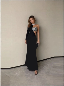 Elegante abito da sera nero monospalla con ritaglio in vita e paillettes argento lucide
