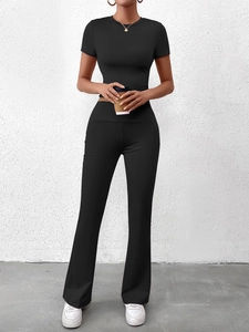 Détail de l'ensemble noir moulant avec haut court et pantalon évasé en maille côtelée