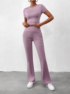 Vue détaillée de l'ensemble lilas deux pièces avec crop top et pantalon évasé