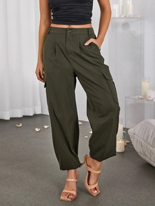 Détail d'un pantalon cargo olive foncé taille haute avec poches à rabat et cordon