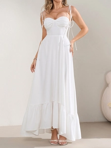 Détail d'une robe longue blanche à licou, taille haute avec ourlet à volants et plis