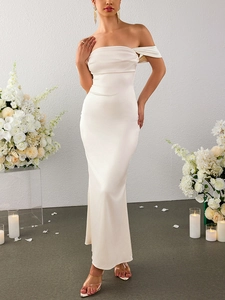 Vue détaillée du col drapé élégant de cette robe longue sirène en satin blanc crème