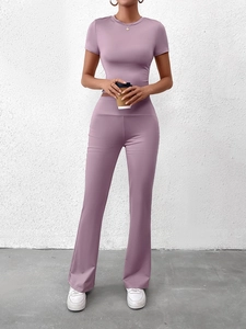 Détails du tissu en soie de lait lilas sur l'ensemble crop top et pantalon évasé
