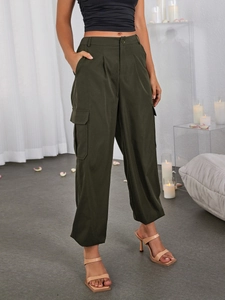 Détail du pantalon cargo taille haute vert olive avec grandes poches à rabat