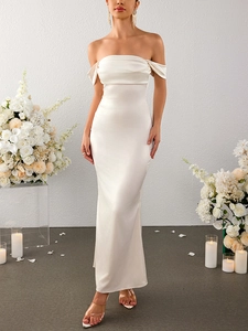 Vue détaillée du décolleté plissé sur cette robe longue sirène en satin blanc à épaules dénudées