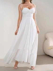 Détail de la robe blanche à fines bretelles avec bustier froncé et jupe évasée