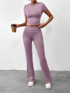 Détail d'un ensemble mauve avec legging évasé taille haute et haut court serré