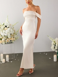 Robe longue élégante en satin blanc crème avec épaules dénudées et coupe sirène ajustée