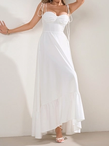 Détails du bustier froncé et fines bretelles sur cette robe longue blanche dos nu