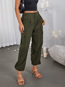 Détail du pantalon cargo vert olive à taille haute avec poches cargo et coupe droite