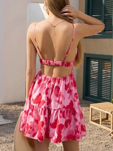 Détail de la robe d'été courte dos nu à imprimé papillon rose avec ourlet volanté
