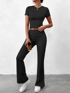 Détail d'un ensemble haut court et pantalon évasé noir en tissu de soie de lait élastique